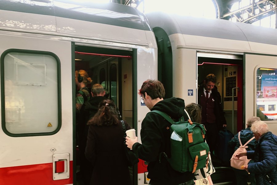 Passengers boarding an Intercity train at Hamburg Hauptbahnhof